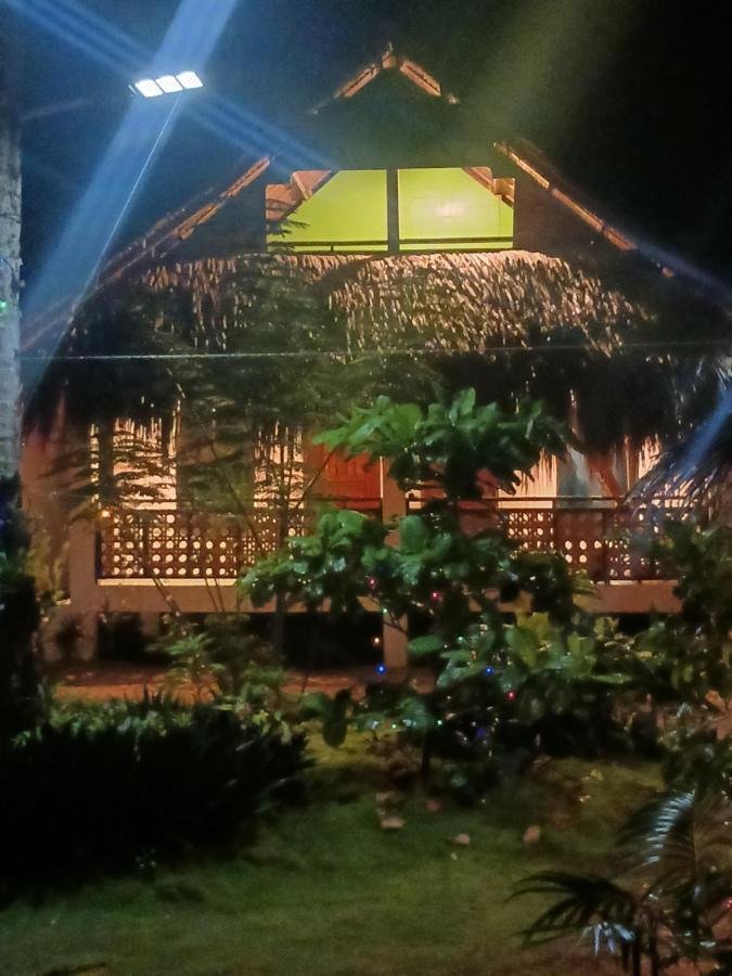 Weeroona Huts Homestay Pacifico San Isidro  ภายนอก รูปภาพ
